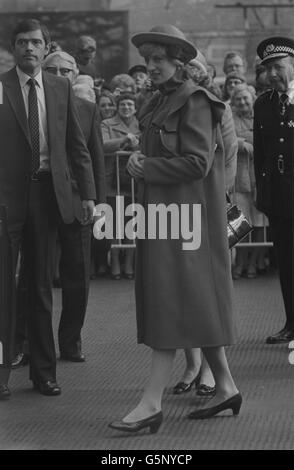 Die Prinzessin von Wales, die ihr erstes Kind im Sommer erwartet, kommt zu ihrem Besuch in Liverpool mit Prinz Charles. *Low-Res-Scan - High-Res-Version auf Anfrage erhältlich* Stockfoto