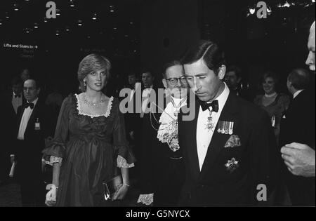 Die Prinzessin von Wales, die im Sommer ein Baby erwartet, kommt mit Prinz Charles im Barbican Centre an, um an einem Royal Gala Konzert zu teilnehmen, das dem Orden des Hl. Johannes und dem Prinzen's Trust dient. *Low-Res-Scan - High-Res-Version auf Anfrage erhältlich* Stockfoto