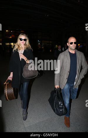 Rosie Huntington-Whiteley und Freund Jason Statham kommen am Terminal 5 des Flughafens Heathrow an. Stockfoto