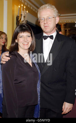 Richard Curtis und Emma Freud bei den 22. Awards des London Film Critics' Circle im Dorchester Hotel in London. Stockfoto