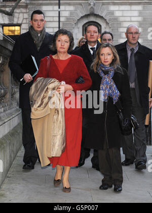 Pat Finucanes Witwe Geraldine kommt mit ihren Kindern John (links), Michael (Mitte) und Katherine in die Houses of Parliament in Zentral-London, um die Rezension des Berichts über den loyalistischen Mord an Belfaster Anwalt Pat Finucane zu lesen, der später heute veröffentlicht wird. Stockfoto