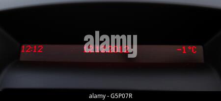 Eine Autouhr liest die ungewöhnliche Zeit der zwölften Minute nach der zwölften Stunde am zwölften Tag des zwölften Monats 2012. Stockfoto