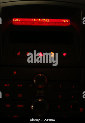 Eine Autouhr liest die ungewöhnliche Zeit der zwölften Minute nach der zwölften Stunde am zwölften Tag des zwölften Monats 2012. Stockfoto