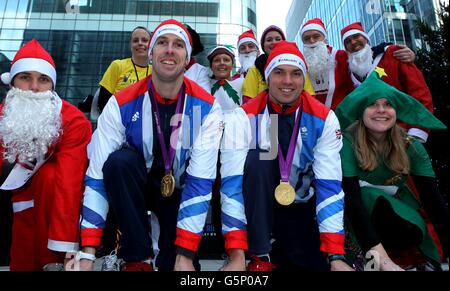 Die Team GB Slalom-Kanufahrer Etienne Stott (erste Reihe, zweite links) und Tim Baillie (erste Reihe, zweite rechts) mit den Läufern von Mangroup zu Beginn des zwölf-Tage-Weihnachtslaufs von Starlight. Die Läufer werden an einem 1.2 Meilen langen Kurs teilnehmen, um Geld für die „Christmas of Happiness“-Kampagne der Starlight-Wohltätigkeitsorganisation zu sammeln, die Tausenden von Kindern, die dieses Weihnachten im Krankenhaus verbringen, Spaß, Lachen und Glück bringen soll. Stockfoto