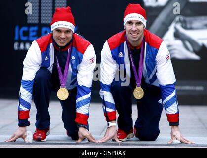 Team GB Slalom Kanufahrer Tim Baillie (links) und Etienne Stott (rechts) zu Beginn des zwölftägigen Weihnachtslaufs von Starlight. Die Läufer werden an einem 1.2 Meilen langen Kurs teilnehmen, um die Spendengelder für die Kampagne „Weihnachten des Glücks“ der Starlight-Wohltätigkeitsorganisation zu sammeln, die darauf abzielt, Tausenden von Kindern, die dieses Weihnachten Zeit im Krankenhaus verbringen, Spaß, Lachen und Glück zu bringen. Stockfoto