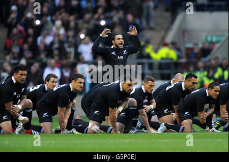 Rugby Union - QBE International - England / Neuseeland - Twickenham. Der neuseeländische Piri Weepu (Mitte) führt den Haka gegen England an Stockfoto