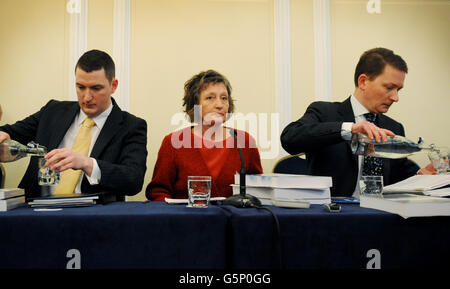 Geraldine Finucane (Mitte) und ihre beiden Söhne Michael (rechts) und John Finucane (links) halten heute eine Pressekonferenz in Westminster ab, nachdem sie den Bericht von Sir Desmond de Silva QC über den Mord an dem Belfaster Anwalt Pat Finucane im Jahr 1989 gehört haben. Stockfoto