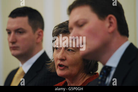 Geraldine Finucane (Mitte) und ihre beiden Söhne Michael (rechts) und John Finucane (links) halten heute eine Pressekonferenz in Westminster ab, nachdem sie den Bericht von Sir Desmond de Silva QC über den Mord an dem Belfaster Anwalt Pat Finucane im Jahr 1989 gehört haben. Stockfoto