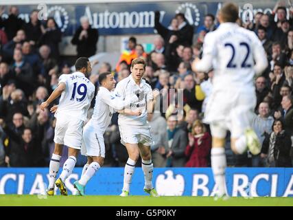 Fußball - Barclays Premier League - Tottenham Hotspur gegen Swansea City - White Hart Lane. Jan Vertonghen von Tottenham Hotspur (Mitte) feiert mit seinen Teamkollegen sein erstes Tor im Spiel Stockfoto