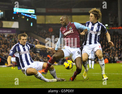 Fußball - Barclays Premier League - West Bromwich Albion gegen West Ham United - The Hawthorns. Gareth McAuley und Billy Jones von West Bromwich Albion stoppen Carlton Cole von West Ham United Stockfoto