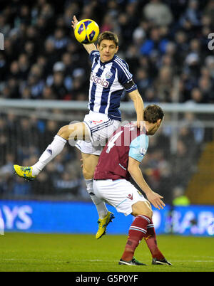 Fußball - Barclays Premier League - West Bromwich Albion gegen West Ham United - The Hawthorns. Zoltan Gera von West Bromwich Albion überspringt Kevin Nolan von West Ham United Stockfoto