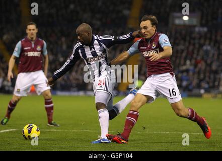 Fußball - Barclays Premier League - West Bromwich Albion gegen West Ham United - The Hawthorns. West Bromwich Albions Youssuf Mulumbu (links) und Mark Noble von West Ham United kämpfen um den Ball Stockfoto