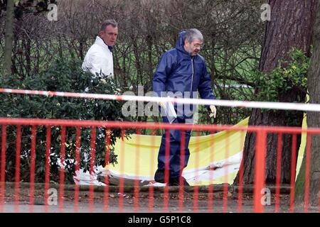 Körper des Kindes fand in Roe Green Park Stockfoto