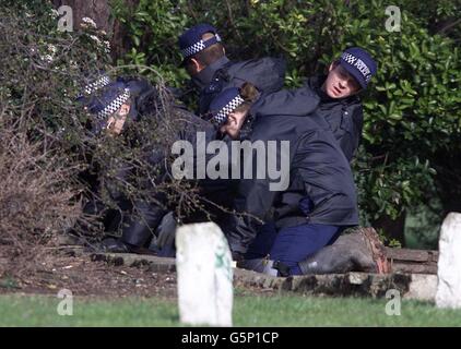 Polizeibüros durchsuchten das Gebiet im Roe Green Park in Kingsbury, London, wo der Leichnam eines Kindes gefunden wurde. Detektive versuchen, die Identität eines Kindes zu ermitteln, dessen verkohlter Körper im Park gefunden wurde. * der Junge, der als Asiat gedacht wurde und zwischen 12 und 16 Jahre alt war, hatte schwere Verletzungen an seinem Oberkörper erlitten und wurde als in Brand gesetzt verstanden. Stockfoto