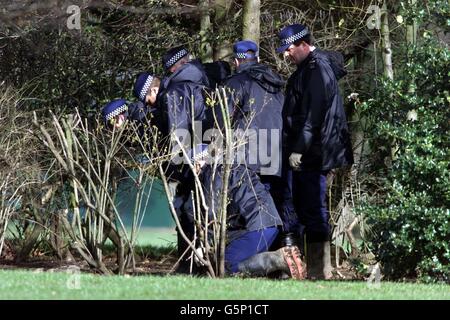 Polizeibüros durchsuchten die Gegend im Roe Green Park in Kingsbury, London, wo ein Leichnam eines Kindes gefunden wurde. Detektive versuchen, die Identität eines Kindes zu ermitteln, dessen verkohlter Körper im Park gefunden wurde. *der Junge, der zwischen 12 und 16 Jahre alt war und als Asiat galt, hatte schwere Verletzungen am Oberkörper erlitten und wurde als in Brand gesetzt verstanden. An: Andrew Parsons Stockfoto