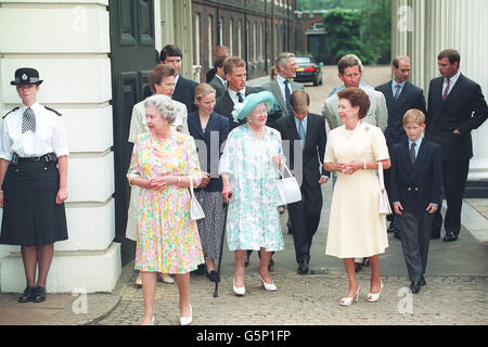 Die Queen-Mutter mit der königlichen Familie zu ihrem 94. Geburtstag im Clarence House. L-R die Königin, Prinzessin Anne und Ehemann Cmndr Tim Laurence und Kinder Zara und Peter, Sir Angus Ogilivy, Prinz William und Prinzessin Margaret, Prinz Charles, Edward, Harry und Andrew. Stockfoto