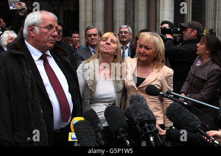 (Von links nach rechts) Trevor Hicks, Margaret Aspinall und Jenny Hicks sprechen mit den Medien, als sie den High Court in London verlassen, nachdem das Gericht die Urteile der Inquest-Urteile für zufällige Todesfälle niedergeschlagen hatte, die nach dem Tod von 96 Fußballfans aus Liverpool vor 23 Jahren in Hillsborough starben. Stockfoto