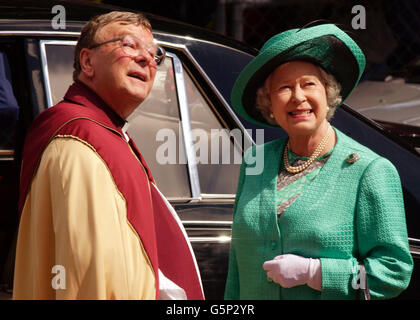 Die britische Königin Elizabeth II. Verlässt die Wellington Cathedral, Neuseeland, begleitet vom Dekan der Kathedrale, Michael Brown, nach einem Weihedienst. * Vor der Kathedrale Versammelten sich Große Menschenmengen, deren Jubel für den königlichen Besucher die Umfrageergebnisse widerspiegelte, dass 58 % die Königin als Staatsoberhaupt Neuseelands halten wollten. In den Ergebnissen, die mit drei anderen Umfragen seit 1995 übereinstimmen, gaben nur 33 % der 1,000 Befragten landesweit an, dass die Königin Platz für eine republik machen sollte. Stockfoto