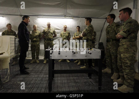 Premierminister David Cameron (2. L) spricht mit einer Royal Marine während eines Besuchs zur Forward Operating Base Price in der Provinz Helmand, Afghanistan. Stockfoto