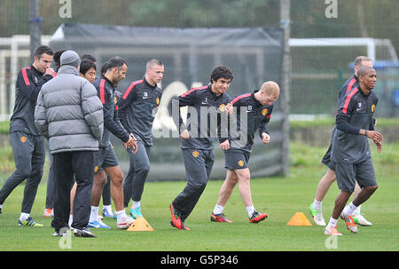 Manchester United Spieler Robin van Persie (links), Ryan Giggs (dritte links), Alexander Buttner (Mitte), Rafael da Silva (dritte rechts), Paul Scholes (zweite rechts) und Ashley Young im Training. Stockfoto