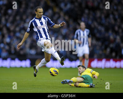 Peter Odemwingie von West Bromwich Albion wird während des Spiels der Barclays Premier League bei den Hawthorns, West Bromwich, von Wesley Hoolahan von Norwich City herausgefordert. Stockfoto