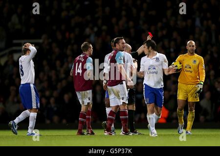 Fußball - Barclays Premier League - West Ham United / Everton - Upton Park. Schiedsrichter Anthony Taylor zeigt Carlton Cole von West Ham United die rote Karte (nicht im Rahmen) Stockfoto