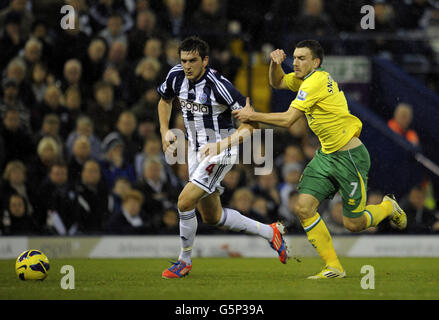 Goran Popov von West Bromwich Albion wird während des Spiels der Barclays Premier League im Hawthorns, West Bromwich, von Robert Snodgrass von Norwich City herausgefordert. Stockfoto