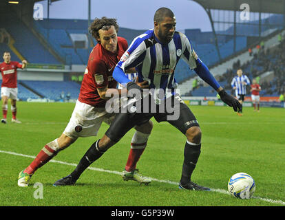 Charlton Athletic's Lawrie Wilson (links) und Sheffield Wednesday's Reda Johnson kämpfen um den Ball während des npower Football League Championship Spiels in Hillsborough, Sheffield. Stockfoto