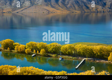 Steg am Segler schneiden im Herbst, Lake Benmore, Waitaki Valley, North Otago, Südinsel, Neuseeland Stockfoto