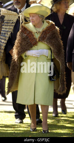 Königin Elizabeth II., die ihre eigene Kiwi-Feder korowai (Mantel) trägt, die ihr 1953 zur Krönung gegeben wurde, kommt in Marae (Versammlungshaus) des Ngai Tahu Maori Stammes, Rehua, Christchurch, Neuseeland an. Stockfoto