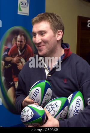 Lloyds TSB Rugby Club Tour. Ein Quizanwärter holt seine Preise am Ende des Lloyds TSB Rugby Club Tour Sport Quiz in Myreside in Edinburgh ab. Stockfoto