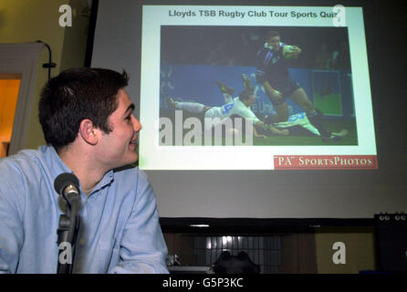 Lloyds TSB Rugby Club Tour. Rugby-Star Marcus Di Rollo betrachtet eine der Bildfragen beim Lloyds TSB Rugby Club Tour Sports Quiz in Myreside in Edinburgh. Stockfoto