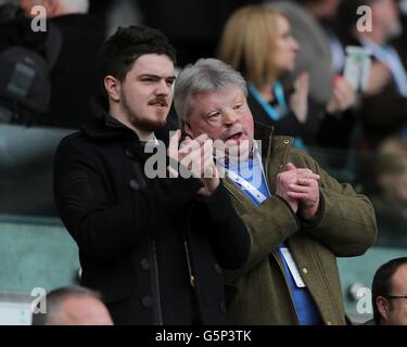 Fußball - Barclays Premier League - Swansea City / Manchester United - Liberty Stadium. Simon Weston (rechts), Kriegsveteran der Falkland-Tribüne Stockfoto