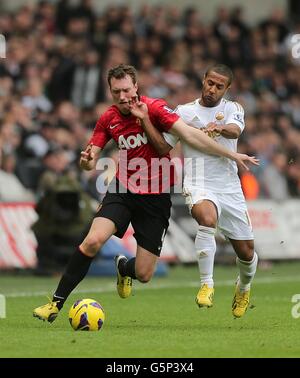 Fußball - Barclays Premier League - Swansea City / Manchester United - Liberty Stadium. Wayne Routledge von Swansea City (rechts) und Phil Jones von Manchester United (links) kämpfen um den Ball Stockfoto