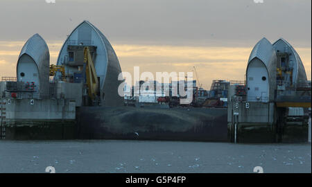 Blick auf den geschlossenen Teil der Thames Barrier von Silvertown, Docklands, nach starkem Regen im ganzen Land. Stockfoto