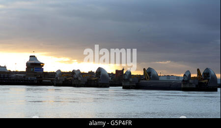 Blick auf den geschlossenen Teil der Thames Barrier von Silvertown, Docklands, nach starkem Regen im ganzen Land. Stockfoto