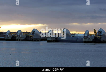 Blick auf den geschlossenen Teil der Thames Barrier von Silvertown, Docklands, nach starkem Regen im ganzen Land. Stockfoto