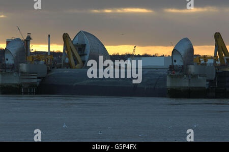 Blick auf den geschlossenen Teil der Thames Barrier von Silvertown, Docklands, nach starkem Regen im ganzen Land. Stockfoto