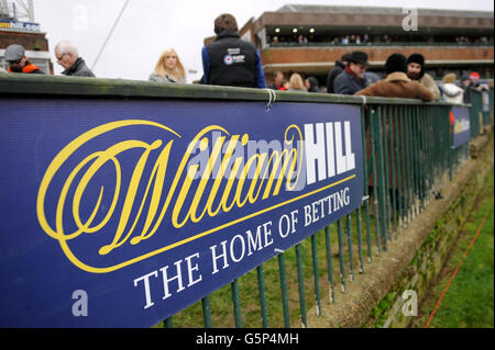 Detaillierte Beschreibung der William Hill Beschilderung auf der Rennbahn Kempton Park Stockfoto