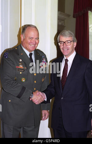 General Norman Schwarzkopf, Oberbefehlshaber der alliierten Streitkräfte im Golf, trifft in der Downing Street 10 den Premierminister John Major. Stockfoto