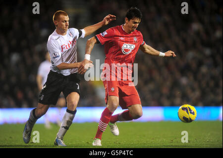 Fulhams Steve Sidwell und Southamptons Jose Fonte (rechts) Stockfoto