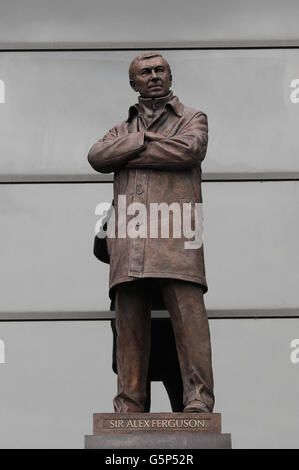 Eine Bronzestatue des Bildhauers Philip Jackson vom Manager Sir Alex Ferguson von Manchester United steht außerhalb des Standes von Sir Alex Ferguson Stockfoto