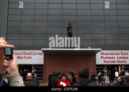 Eine Bronzestatue des Bildhauers Philip Jackson vom Manager Sir Alex Ferguson von Manchester United steht außerhalb des Standes von Sir Alex Ferguson Stockfoto