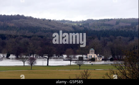 Der Themse bei Tempelinsel im Henley-on-Thames hat es Banken platzen und Felder überflutet Stockfoto