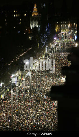 Party-Besucher auf der Princes Street in Edinburgh während Teil des neuen Jahres 2013 Edinburgh Hogmanay Feiern in Schottland. Stockfoto