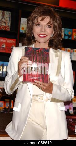 Die Schauspielerin Joan Collins posiert mit Kopien ihres neuesten Romans „Star Quality“ während einer Autogrammstunde im Harrods-Kaufhaus in Knightsbridge, London. Stockfoto