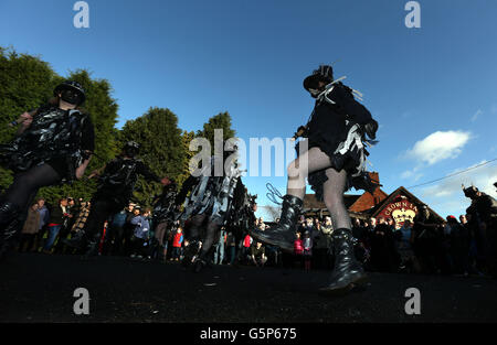 Die Gruppe Aelfgythe Border Morris und Mummers tritt im Crown, Withybed Green in der Nähe von Alvechurch, Warkwickshire, auf. Stockfoto