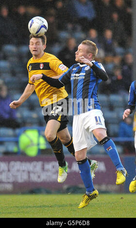 Lee Frecklington von Rotherham United springt Rochdales Ashley Grimes während des npower League Two Spiels in Spotland, Rochdale, aus. Stockfoto