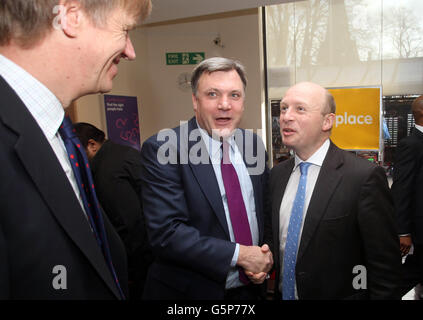 (Links - rechts) Stephen Timms MP, Shadow Chancellor Ed Balls und Liam Byrne, der Sekretär für Schattenarbeit und Altersversorgung, während eines Besuchs am Arbeitsplatz in Stratford, Ost-London. Stockfoto