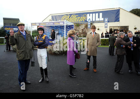 Pferderennen - William Hill Winter Festival - Tag Zwei - Kempton Park Racecourse. Ein allgemeiner Blick auf Jockeys und Trainer im Paradering auf der Rennbahn Kempton Park Stockfoto